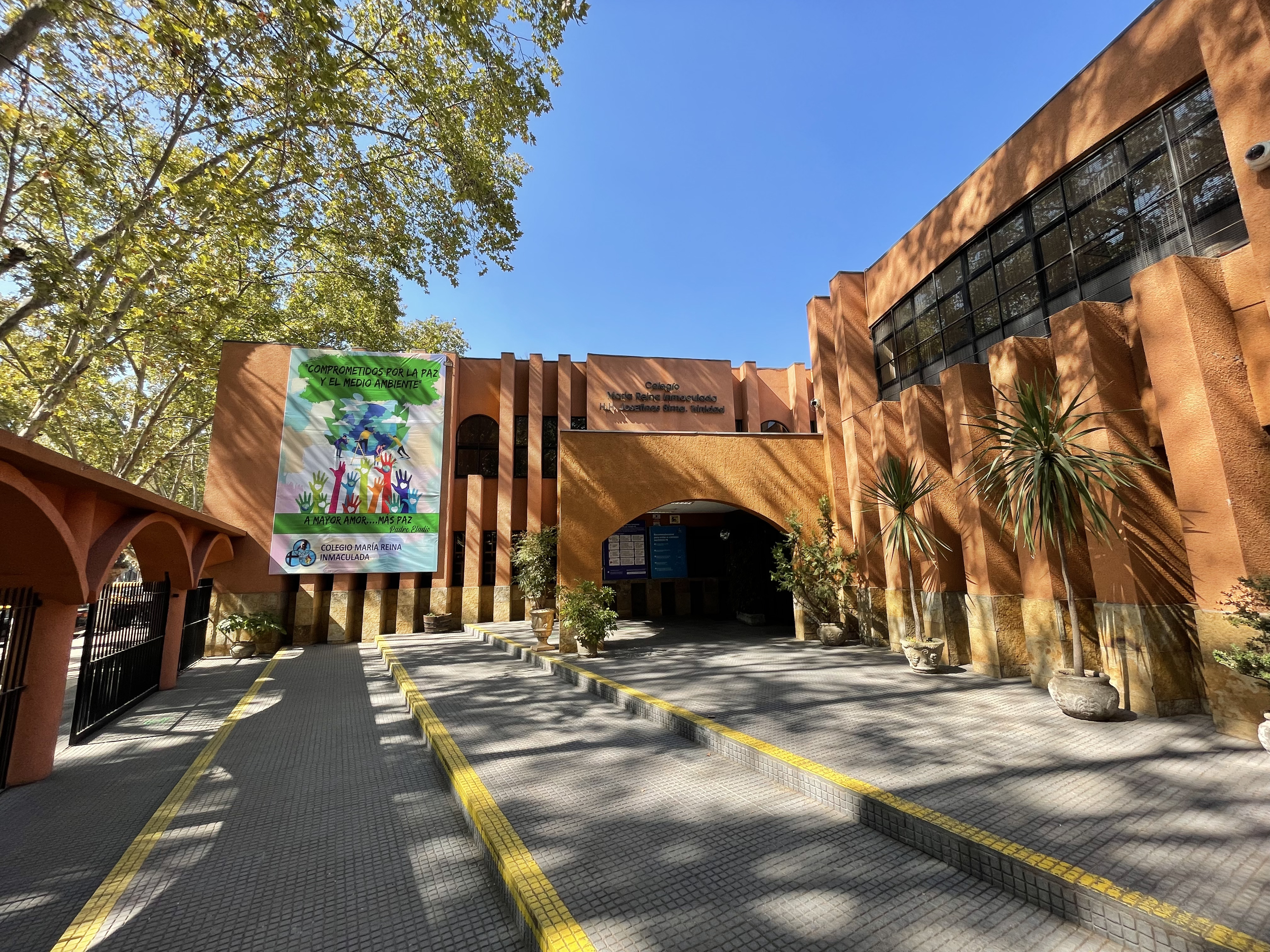 RECAMBIO DE LA GIGANTOGRAFÍA DEL FRONTIS DE NUESTRO COLEGIO